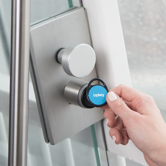 Someone is holding a NFC Tag in front of a Smart Lock. | Mit dem NFC Tag Transponder Türschloss und mehr aufsperren.