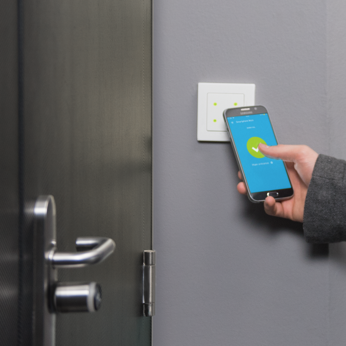 Open doors with the Tapkey Smart Reader, from your phone. | Öffne Türen mit dem Tapkey Smart Reader über dein Smartphone.