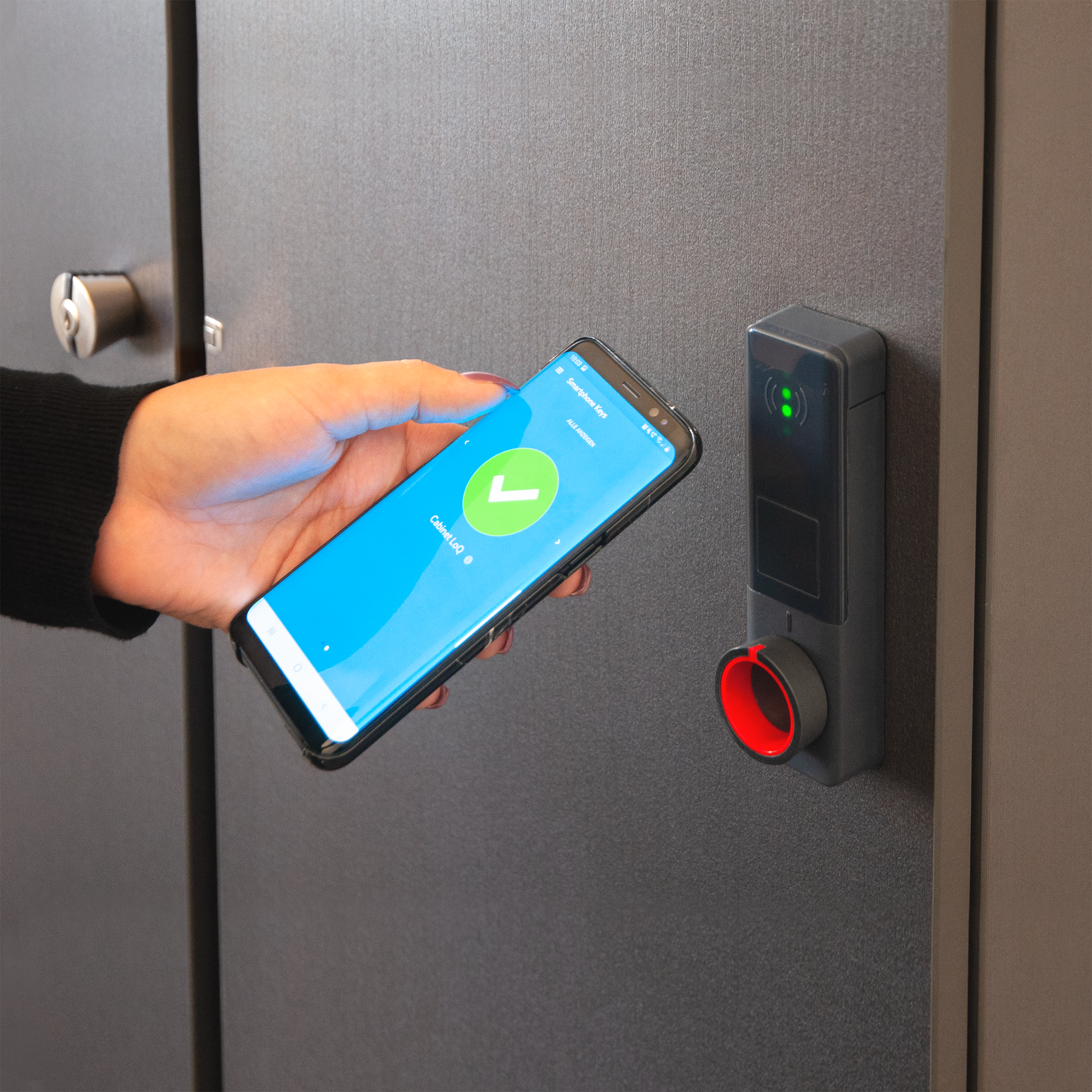 Someone unlocking the DOM Tapkey LoQ with a smartphone | Das DOM Tapke LoQ kann bequem mit dem Smartphone geöffnen werden.
