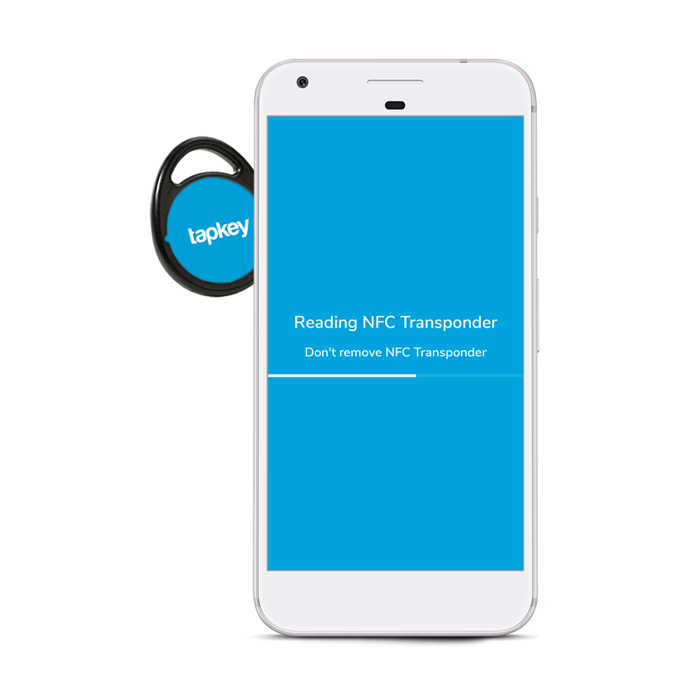 Smartphone with Tapkey App on the display. In the background is a blue NFC Tag. | Smartphone mit Tapkey-App auf dem Display. Das Schloss mit Transponder