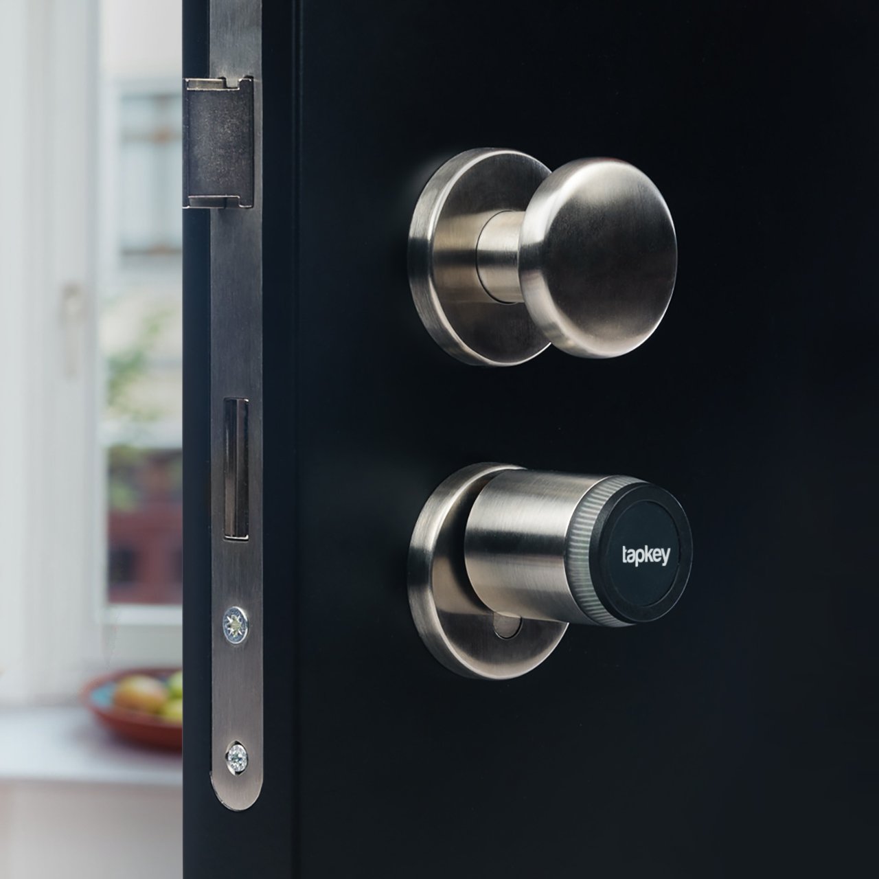 A door with the Tapkey Smart Lock. | eine Tür mit dem Tapkey Smart Lock, der Schließzylinder mit Transponder