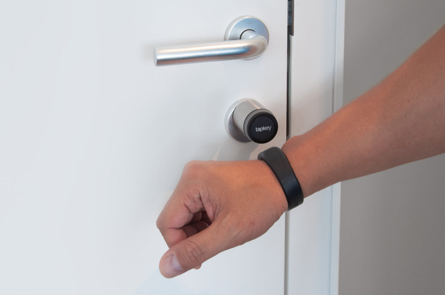 NFC Wristband to open doors. Perfect for gyms. | NFC-Armband zum Öffnen von Türen. Smarter Zutritt für Fitnessstudios.